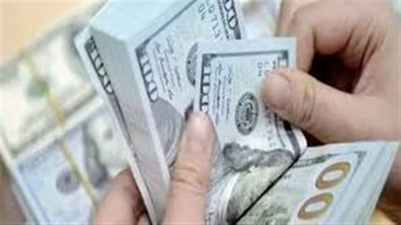 سعر الدولار يتراجع اليوم قبل بدء التعاملات في الأسواق المالية